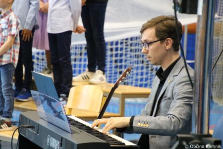 Otroci Osnovne šole Šmartno v Tuhinju z glasbo razpeli jadra (16)